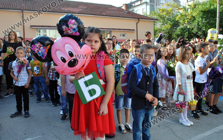 Анимационни герои посрещнаха 662-ма ученици в „Климент Охридски“