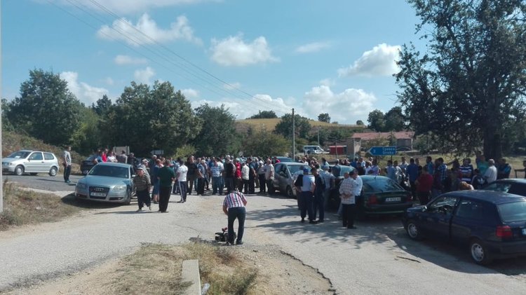 Близо 200 деца не влязоха в класните стаи заради разбит път в Кърджалийско