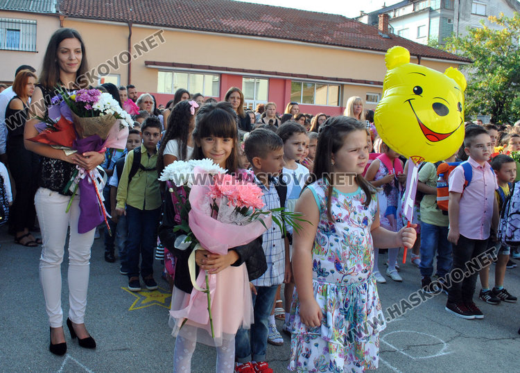 Анимационни герои посрещнаха 662-ма ученици в „Климент Охридски“