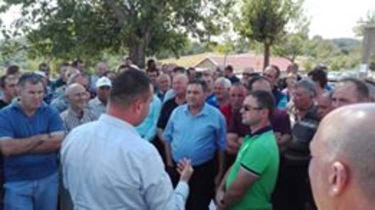 Близо 200 деца не влязоха в класните стаи заради разбит път в Кърджалийско