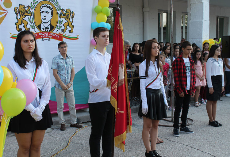 Първият училищен звънец посрещна  878 първокласници в Хасковска община