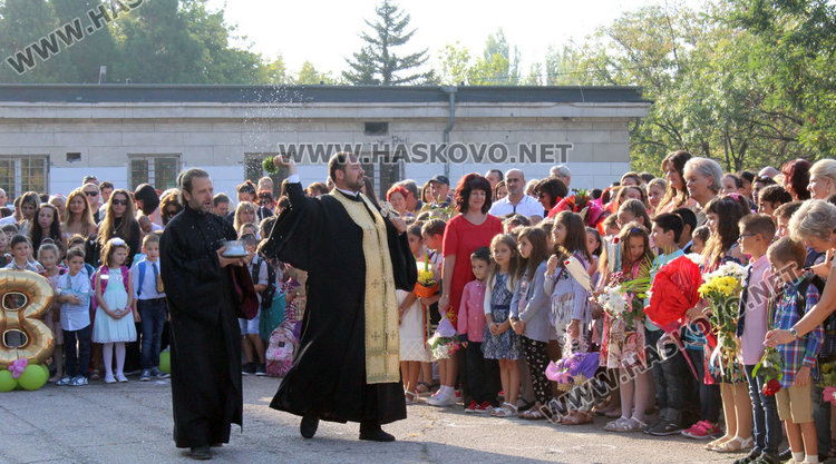 Първият училищен звънец посрещна  878 първокласници в Хасковска община