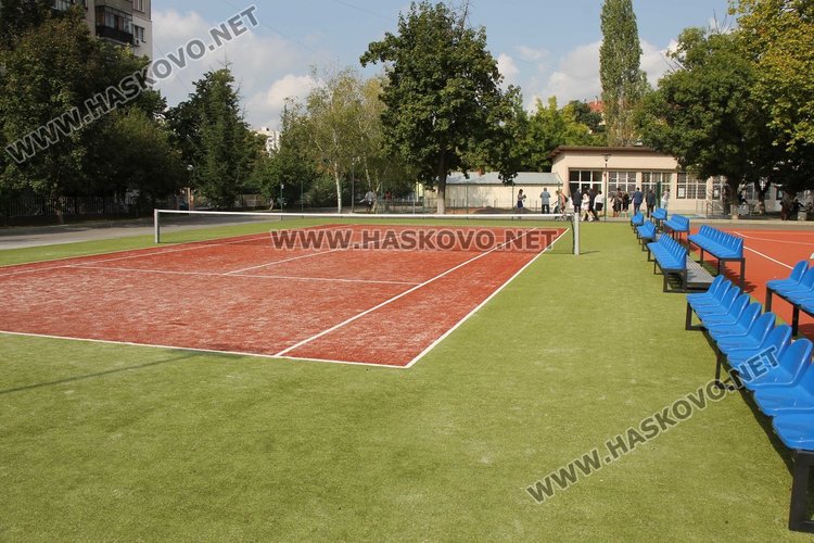 "Отрязаха лентата" на 6 обновени училищни дворове