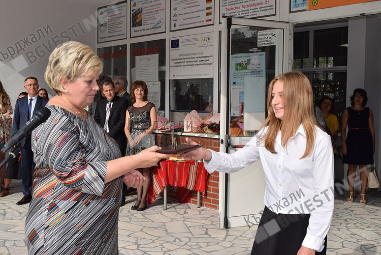 Над 1350 ученици прекрачиха прага на обновената Езикова гимназия в Кърджали