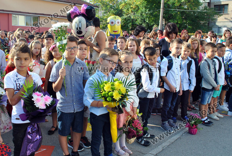 Анимационни герои посрещнаха 662-ма ученици в „Климент Охридски“