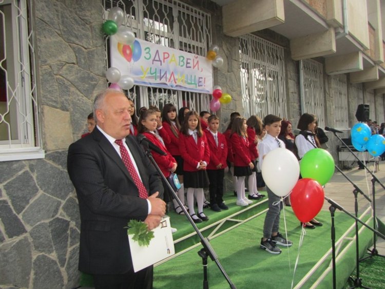 76 първолаци прекрачиха прага на ОУ "Иван Вазов" в Смолян, кметът откри учебната година
