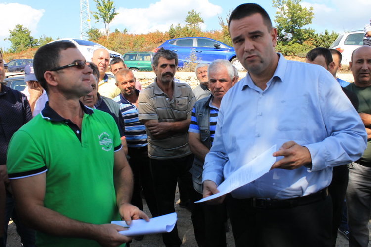 Областният управител се срещна с протестиращите родители, гарантира средства за неотложен ремонт на пътя при Пашинци