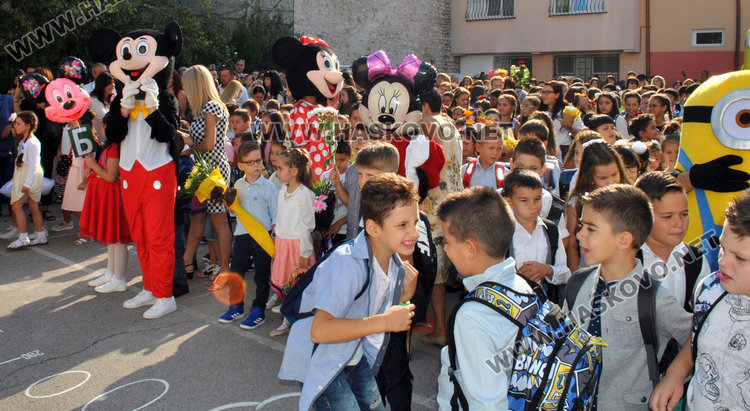 Анимационни герои посрещнаха 662-ма ученици в „Климент Охридски“