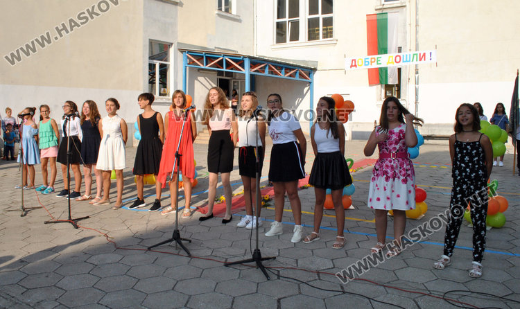 Анимационни герои посрещнаха 662-ма ученици в „Климент Охридски“