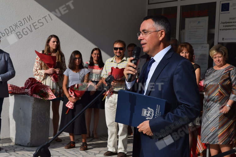 Над 1350 ученици прекрачиха прага на обновената Езикова гимназия в Кърджали