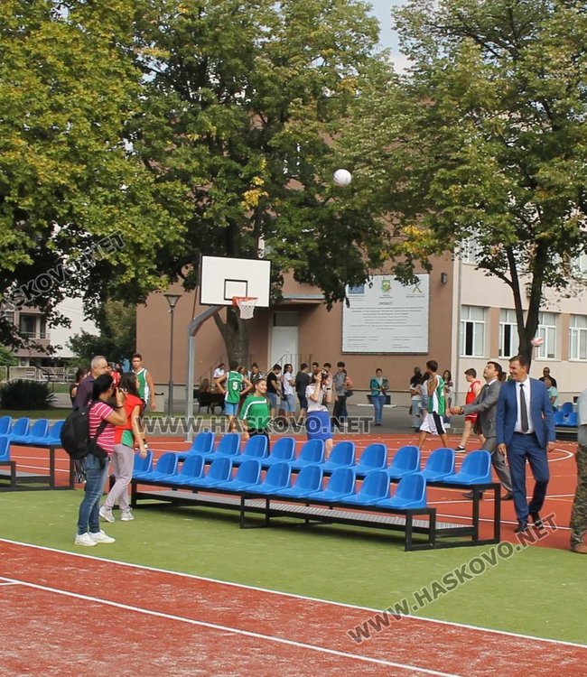 "Отрязаха лентата" на 6 обновени училищни дворове