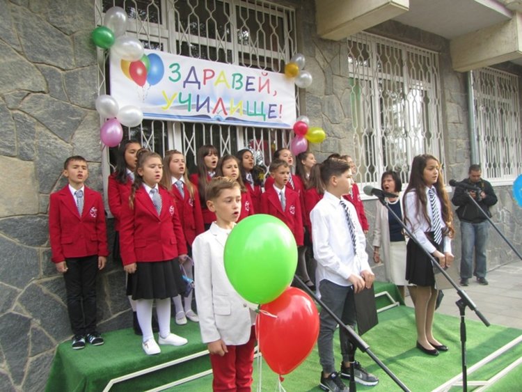 76 първолаци прекрачиха прага на ОУ "Иван Вазов" в Смолян, кметът откри учебната година