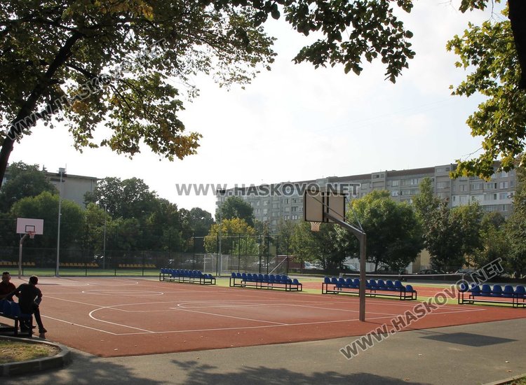 "Отрязаха лентата" на 6 обновени училищни дворове