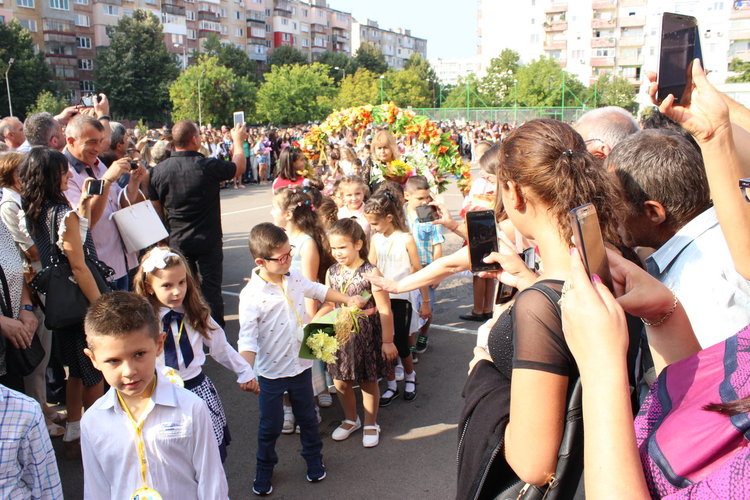 Снимки: ОУ "Алеко Константинов"