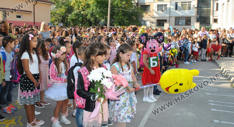 Анимационни герои посрещнаха 662-ма ученици в „Климент Охридски“