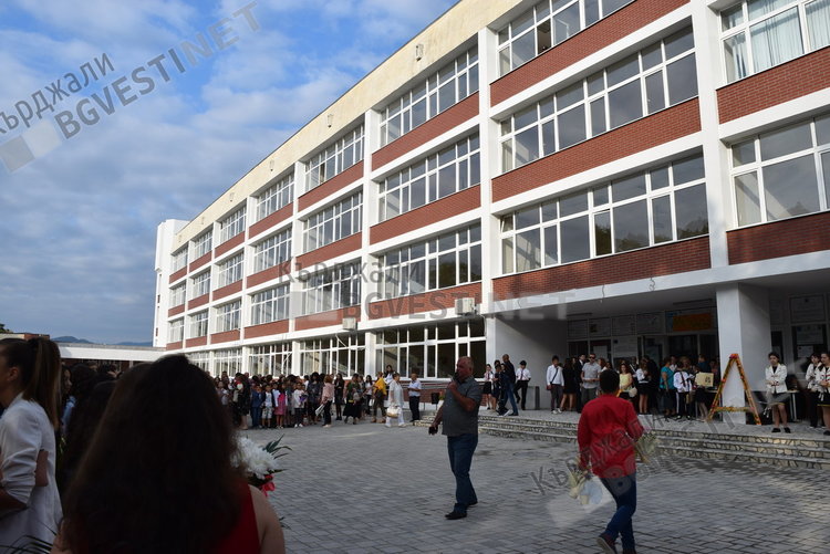 Над 1350 ученици прекрачиха прага на обновената Езикова гимназия в Кърджали
