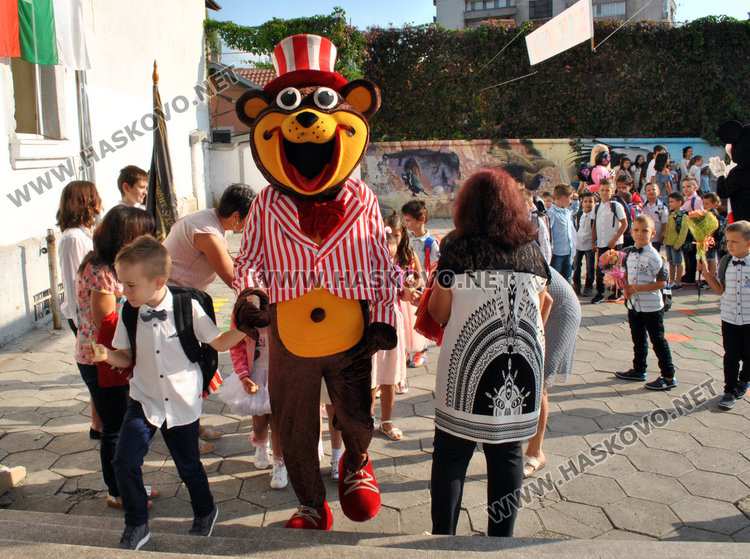 Анимационни герои посрещнаха 662-ма ученици в „Климент Охридски“