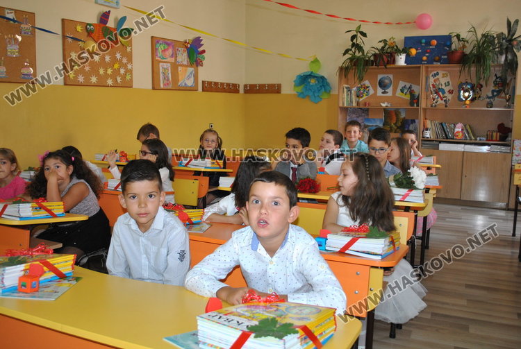 Анимационни герои посрещнаха 662-ма ученици в „Климент Охридски“