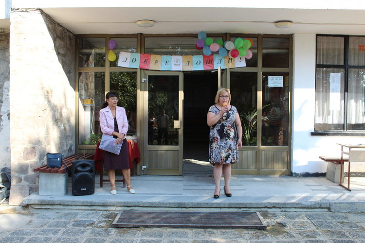 С обновена база на ученическото общежитие откриха новата учебна година 