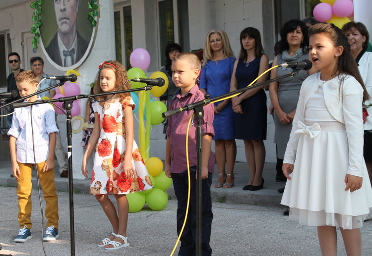 Първият училищен звънец посрещна  878 първокласници в Хасковска община