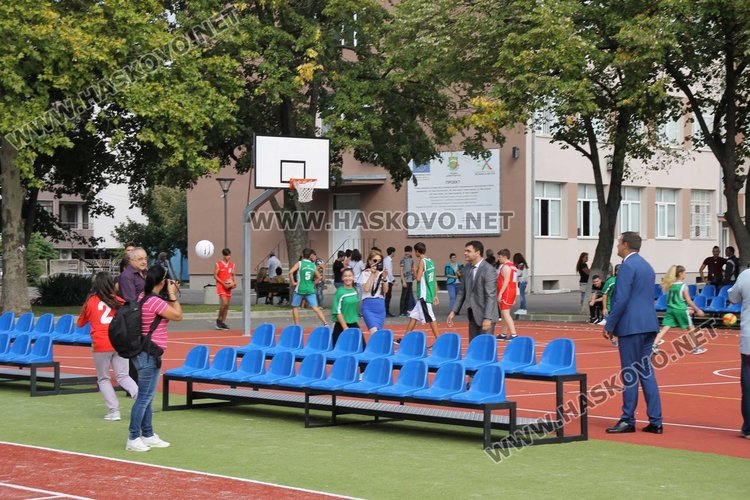 "Отрязаха лентата" на 6 обновени училищни дворове