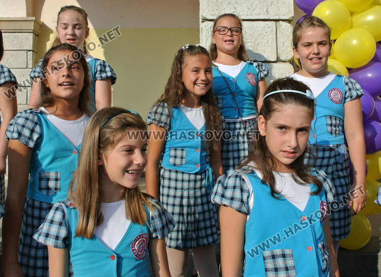 Първият училищен звънец посрещна  878 първокласници в Хасковска община