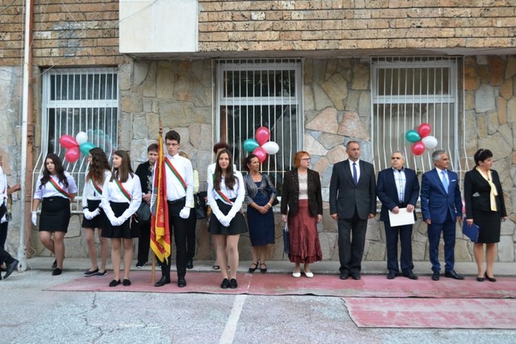 РУО в Смолян даде допълнителни бройки за две ромски деца, баща им настоявал да учат в гимназията по икономика