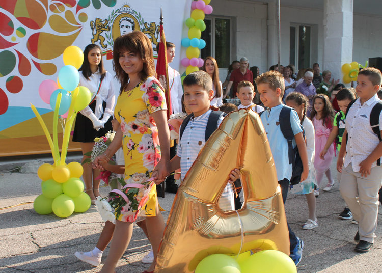 Първият училищен звънец посрещна  878 първокласници в Хасковска община