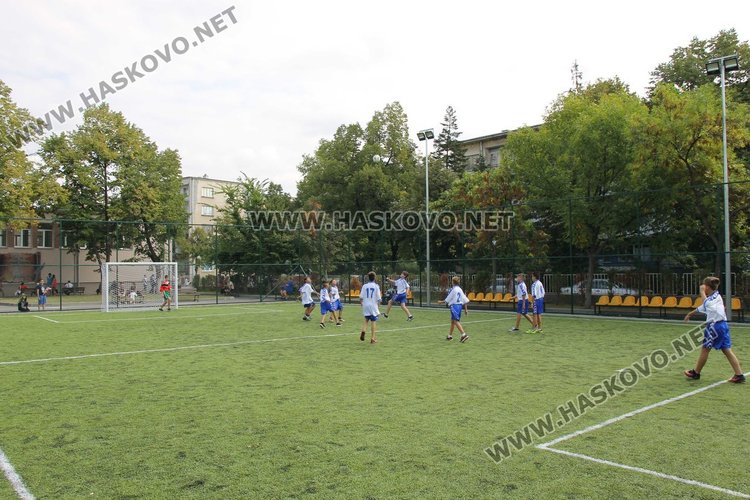 "Отрязаха лентата" на 6 обновени училищни дворове