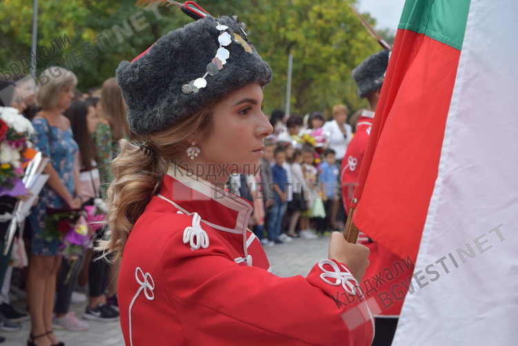 Над 1350 ученици прекрачиха прага на обновената Езикова гимназия в Кърджали