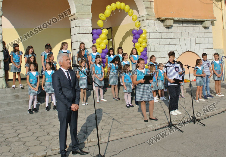 Първият училищен звънец посрещна  878 първокласници в Хасковска община