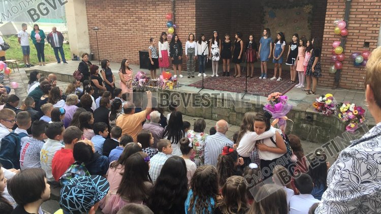 Поздравления, цветя и емоции за първия учебен ден