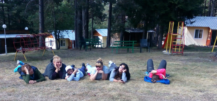 Деца от Защитеното жилище чистиха и готвиха по време на почивка в Петрово Бърдо