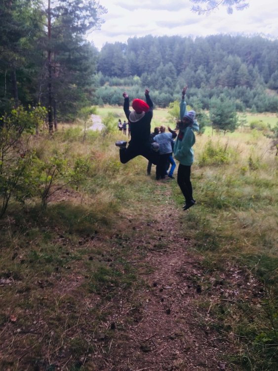 Деца от Защитеното жилище чистиха и готвиха по време на почивка в Петрово Бърдо