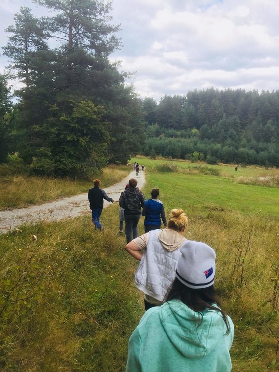 Деца от Защитеното жилище чистиха и готвиха по време на почивка в Петрово Бърдо