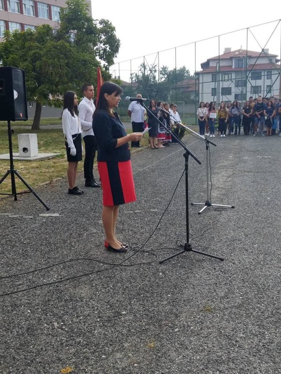 Бахри Юмер зарадва първокласниците в Джебел с подаръци