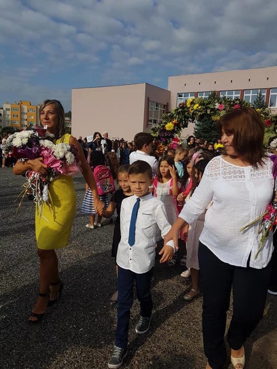 Бахри Юмер зарадва първокласниците в Джебел с подаръци