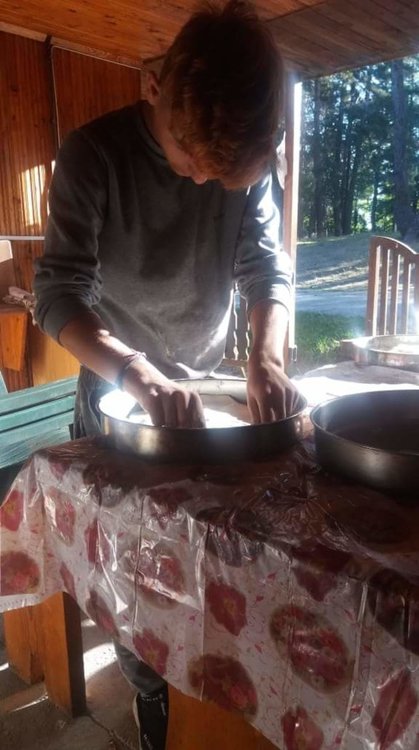 Деца от Защитеното жилище чистиха и готвиха по време на почивка в Петрово Бърдо