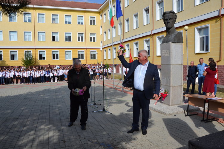 Сунай Хасан символично би първия звънец в СУ „Н. Й. Вапцаров“