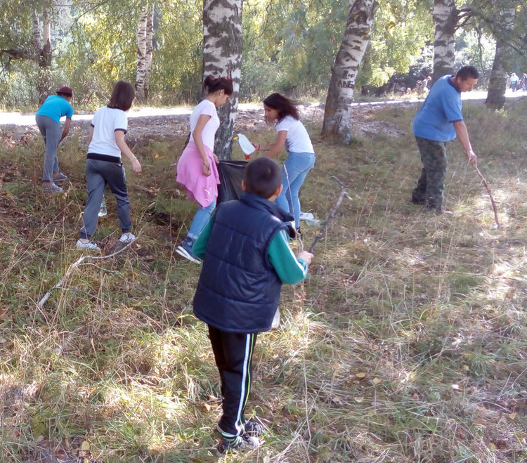 Деца от Защитеното жилище чистиха и готвиха по време на почивка в Петрово Бърдо