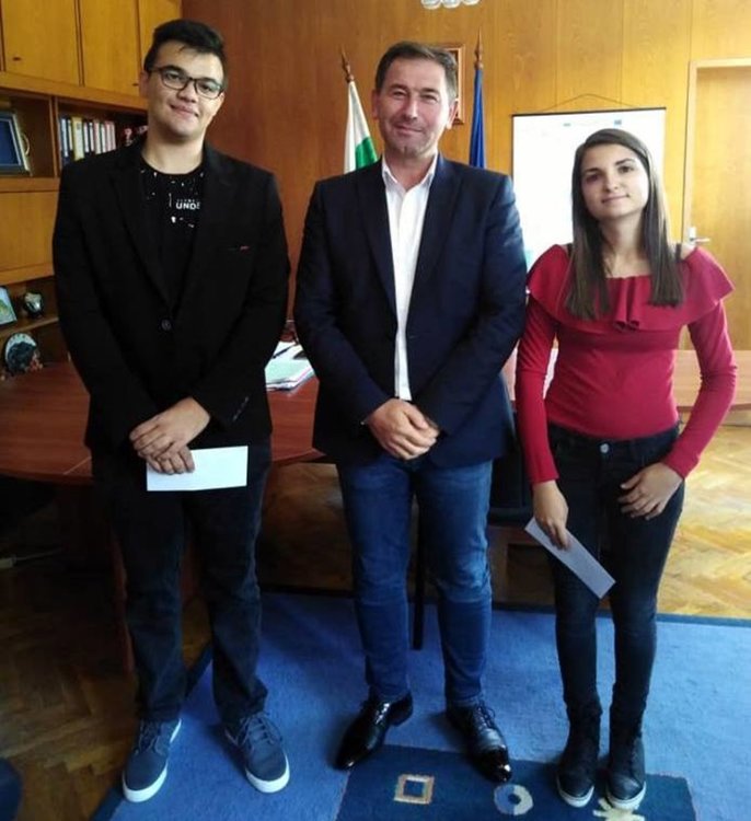 Нелина Рускова и Васви Юмеров са отличниците от випуск 2018г, които получават стипендията от кмета на Мадан 