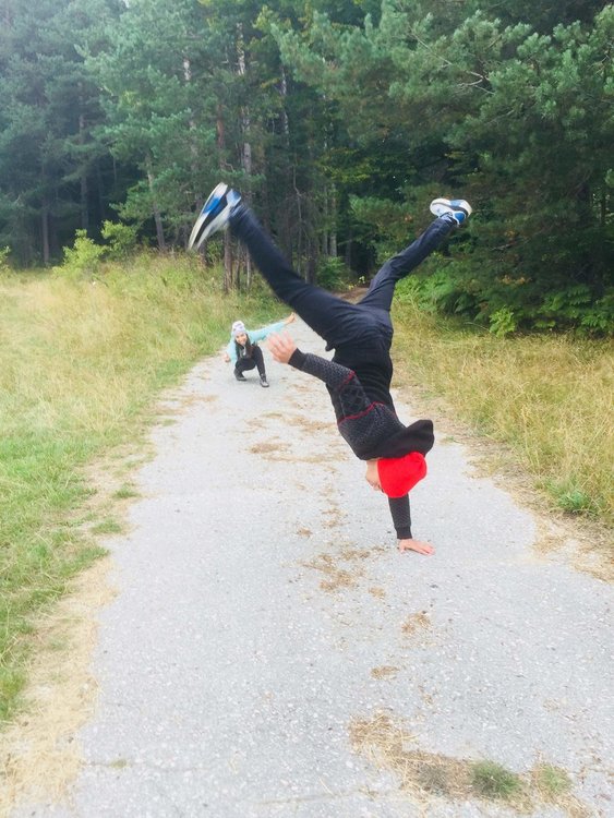 Деца от Защитеното жилище чистиха и готвиха по време на почивка в Петрово Бърдо