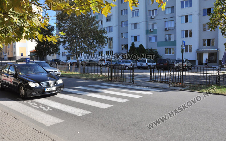 Пешеходната пътека до 30-ти блок трябва да бъде демаркирана