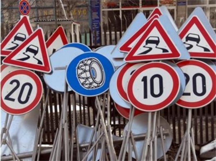 Пияница от Велинград вилня в Джебелско, резултатът 20 изтръгнати пътни знака