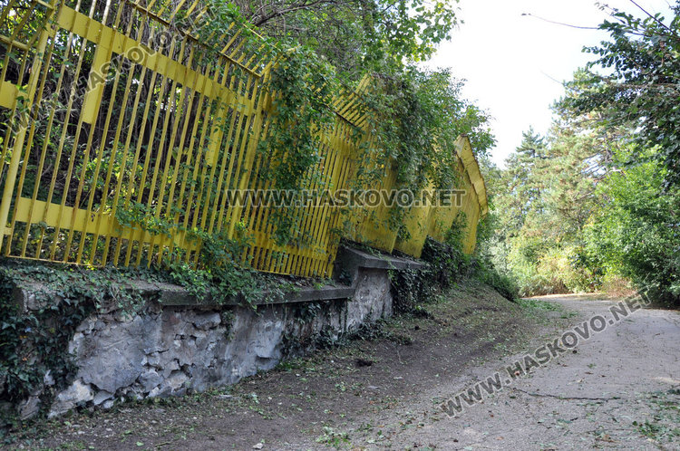 Общината оферира килнатата ограда на стадион “Хасково“