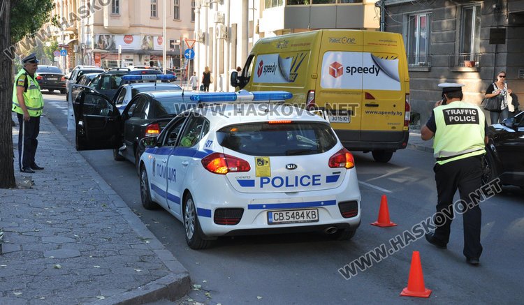 Жена с кърджалийски Опел се заби в патрулка в Хасково