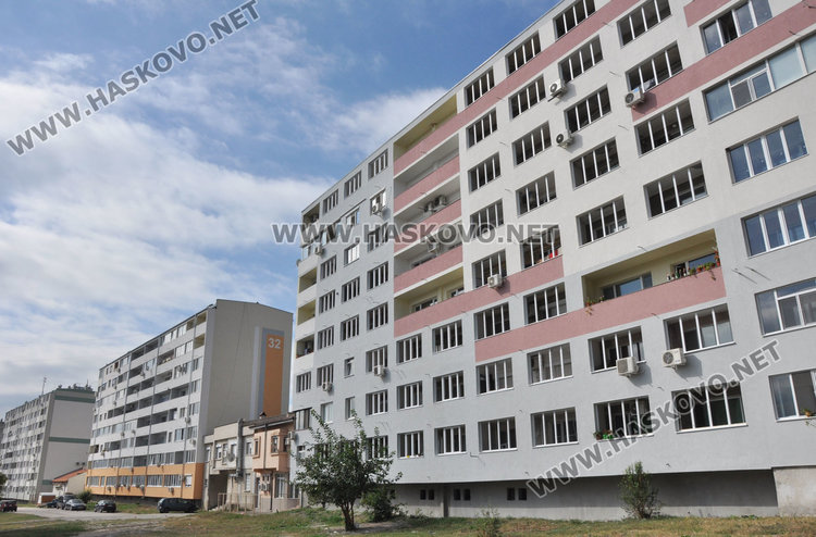 Блок на „Васил Левски“: Посрещаме зимата без прозорци, фирмата заряза санирането 