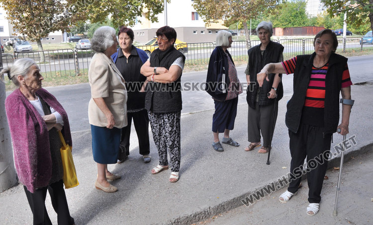 Блок на „Васил Левски“: Посрещаме зимата без прозорци, фирмата заряза санирането 