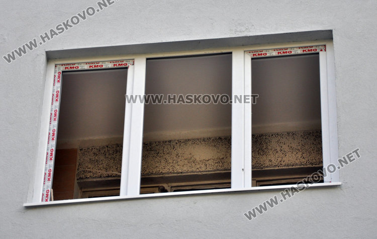 Блок на „Васил Левски“: Посрещаме зимата без прозорци, фирмата заряза санирането 