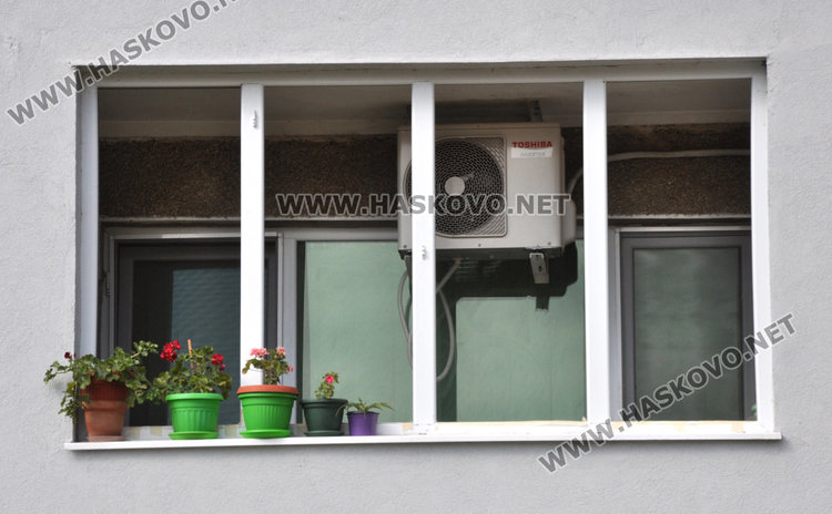 Блок на „Васил Левски“: Посрещаме зимата без прозорци, фирмата заряза санирането 